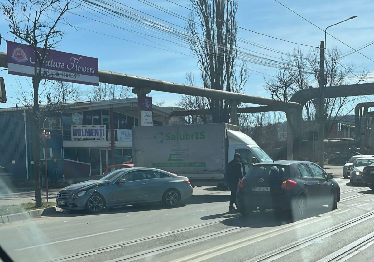 Accident rutier în Metalurgie! Două mașini s-au izbit