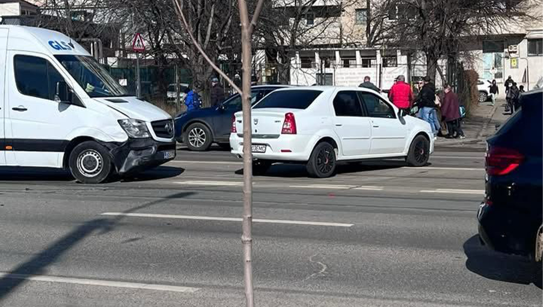 Accident rutier la Iași. Două vehicule au fost implicate în coliziune