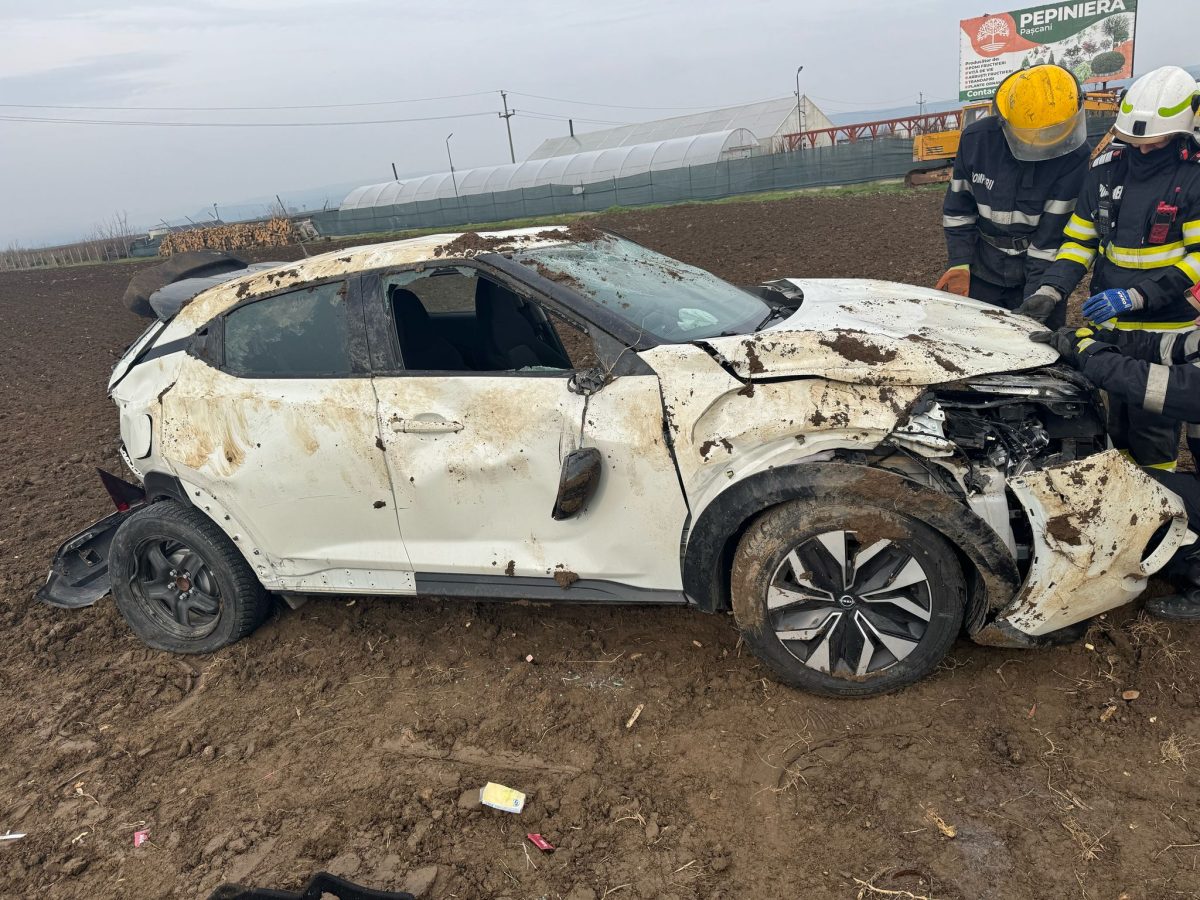 Accident rutier la Pașcani! Un autoturism a ajuns pe câmp – UPDATE