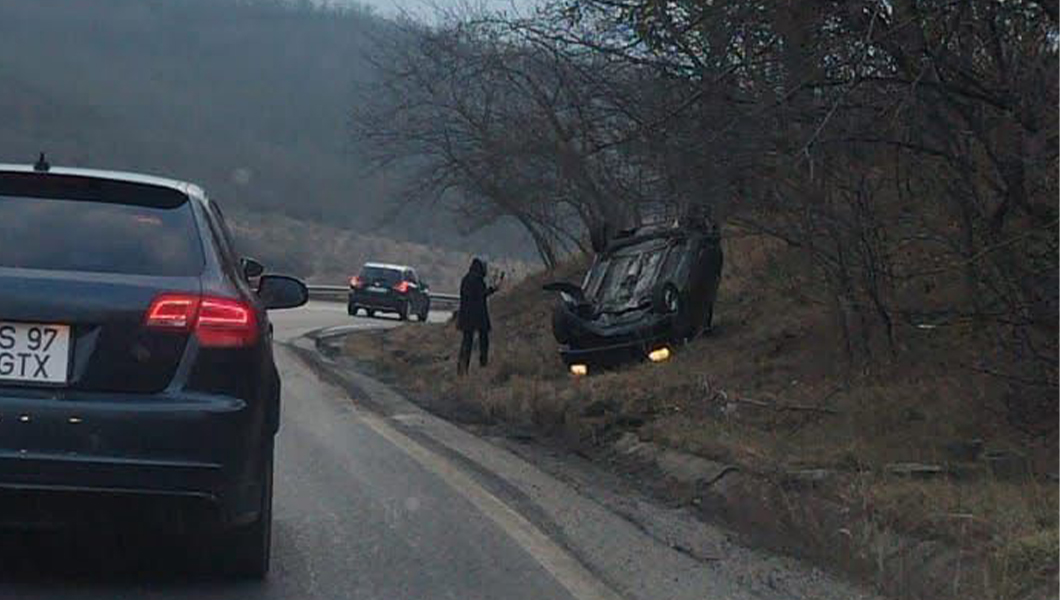 Accident rutier la Popricani! O mașină s-a răsturnat. La volan se afla o femeie