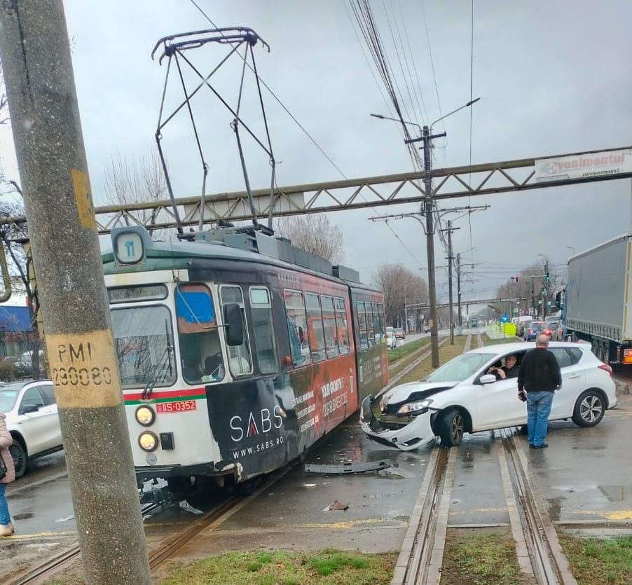 Accident rutier pe bulevardul Virgil Săhleanu. Un autoturism a intrat în coliziune cu un tramvai