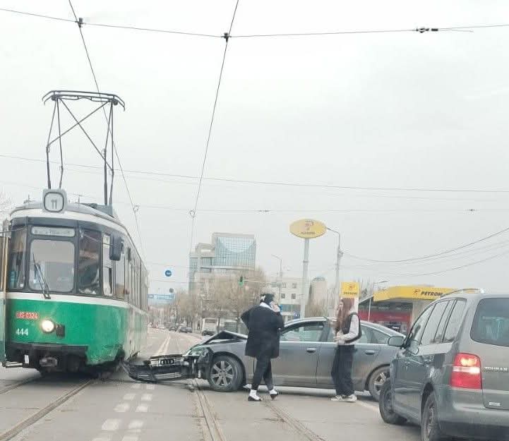 Accident la Gara Internațională. O mașină a fost izbită de un tramvai
