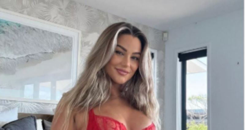 S-a afișat într-o lenjerie de dantelă roșie! „Nu am nevoie de un abdomen plat pentru a fi sexy!”