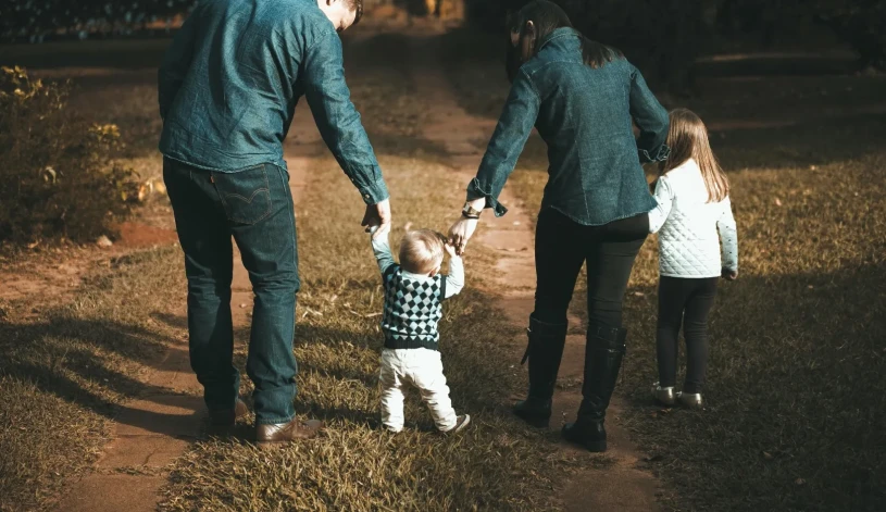 Ajutor financiar pentru familiile din România! Ce trebuie să facă părinții pentru a primi banii