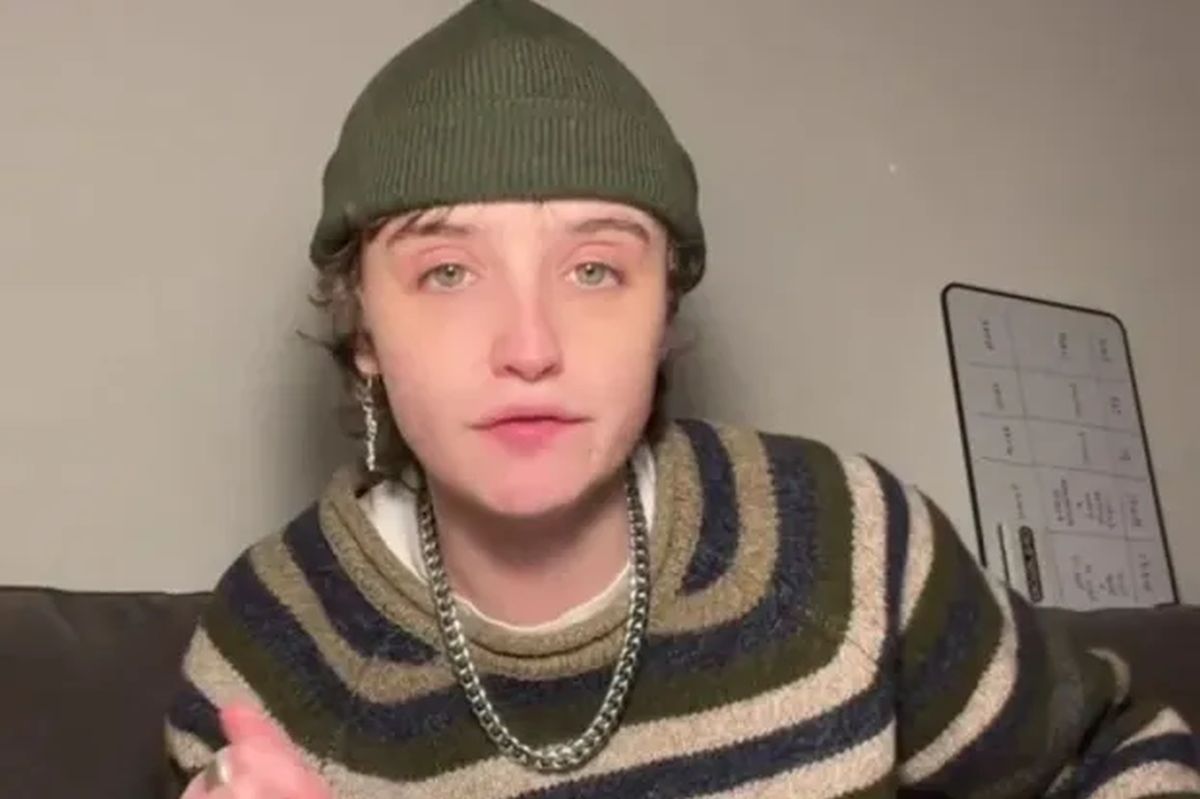 Arată ca un băiețel, însă este o femeie de 26 de ani! Lumea o judecă că are o relație cu „mama” sa!