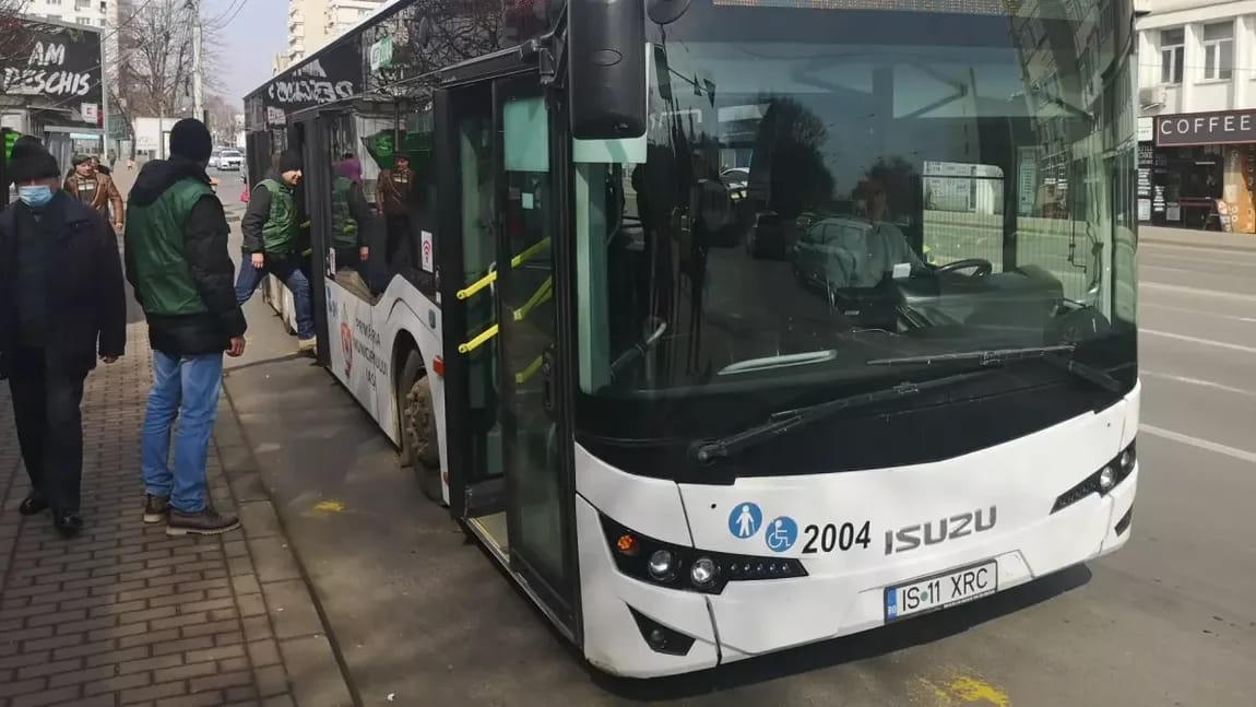 Schimbare majoră făcută pe rutele de transport metropolitan. AMTPI și CTP Iași vor să reducă pierderile: „Jumătate dintre călători mergeau fără bilet”