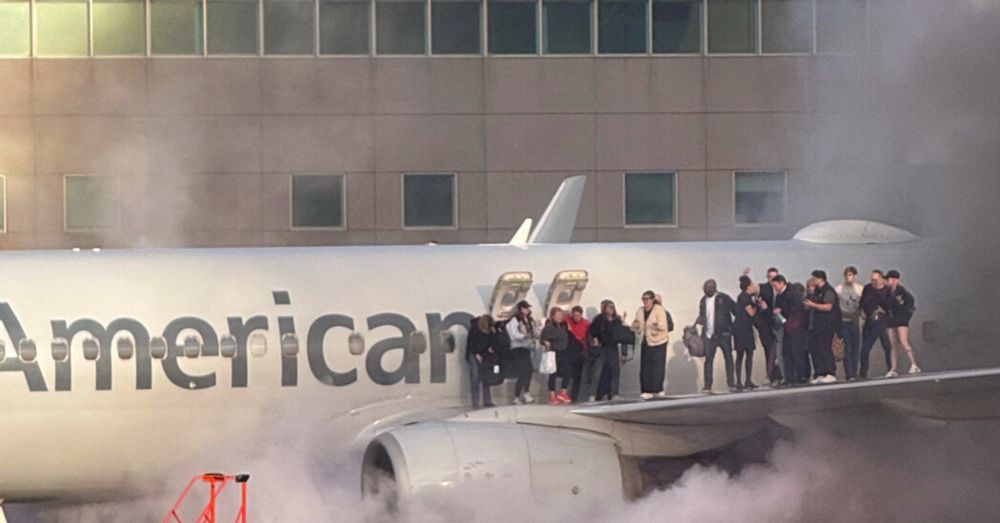 Panică în aer: Pasageri evacuați pe aripa unui avion în flăcări