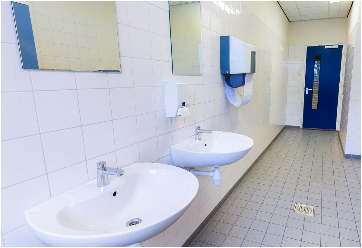 Situație halucinantă la un liceu din Neamț! S-au găsit camere de supraveghere în grupurile sanitare, cu acces direct pe telefonul directorului
