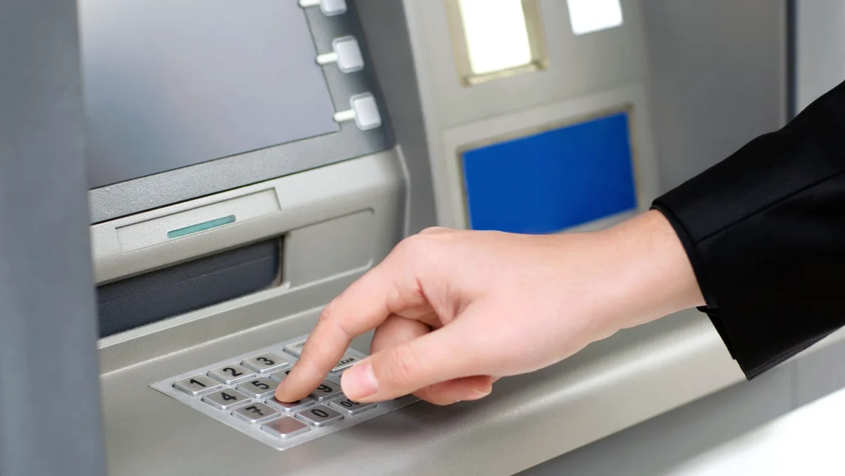 Card blocat în bancomat! Ce trebuie făcut imediat