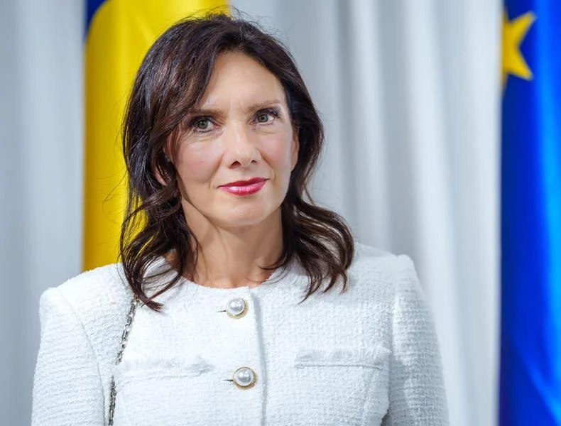 Carmen Iohannis, apariție surprinzătoare prin Sibiu, la brațul fostului președinte. A atras din nou toate privirile 