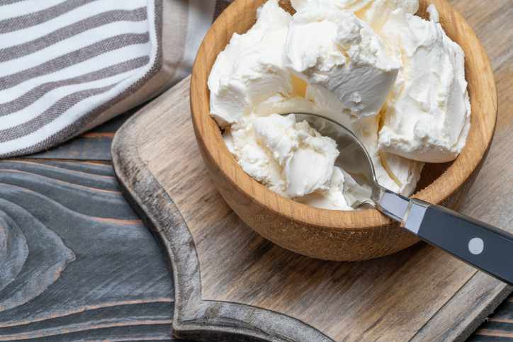 Ce este mascarpone și cum se deosebește de alte brânzeturi? Iată cum o poți prepara chiar la tine acasă!