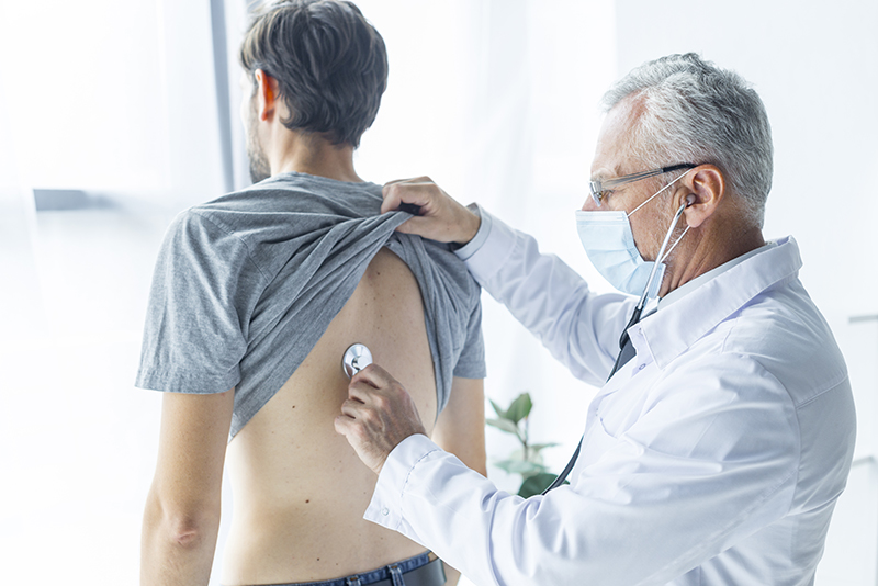Va fi lege! Pacienții vor putea da ”atenții” indirect către medici! Se legalizează șpaga?