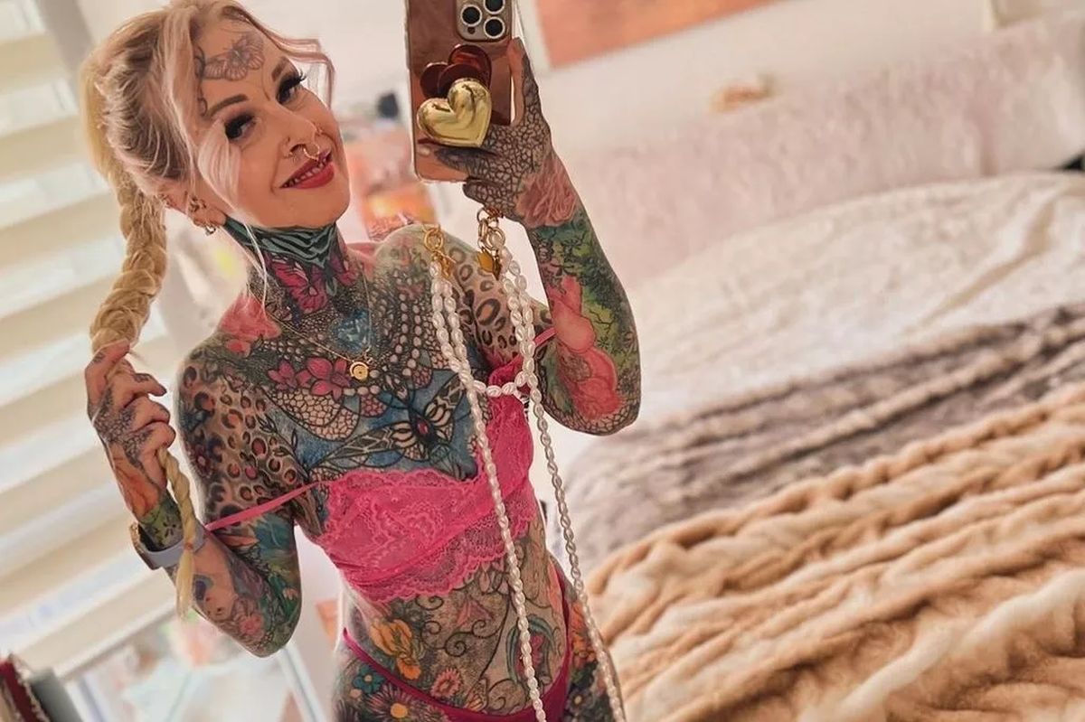 Ea este cea mai tatuată bunică! Nu se ferește să-și arate corpul, în bikini!