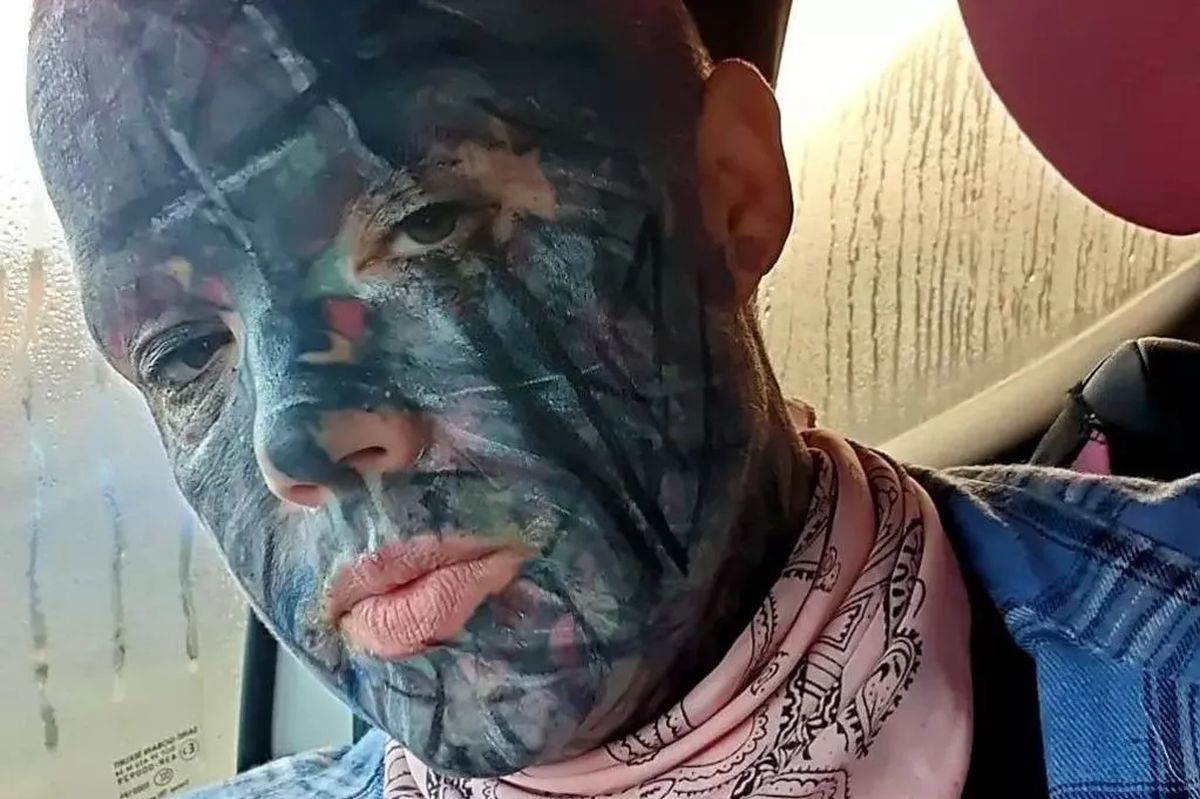 Este „cea mai tatuată mamă” și nu mai poate ieși din casă! „Oamenii mă privesc și se sperie!”