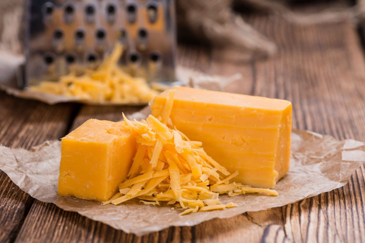 Gustul intens al tradiției din brânza cheddar. Ce rețete trebuie să încerci?