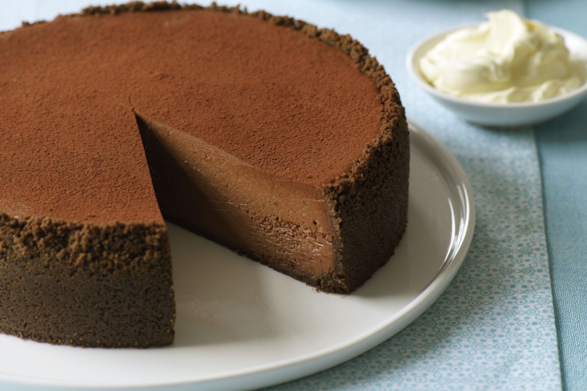 Rețetă delicioasă de cheesecake cu ciocolată. Poate fi preparat la cuptor sau fără coacere
