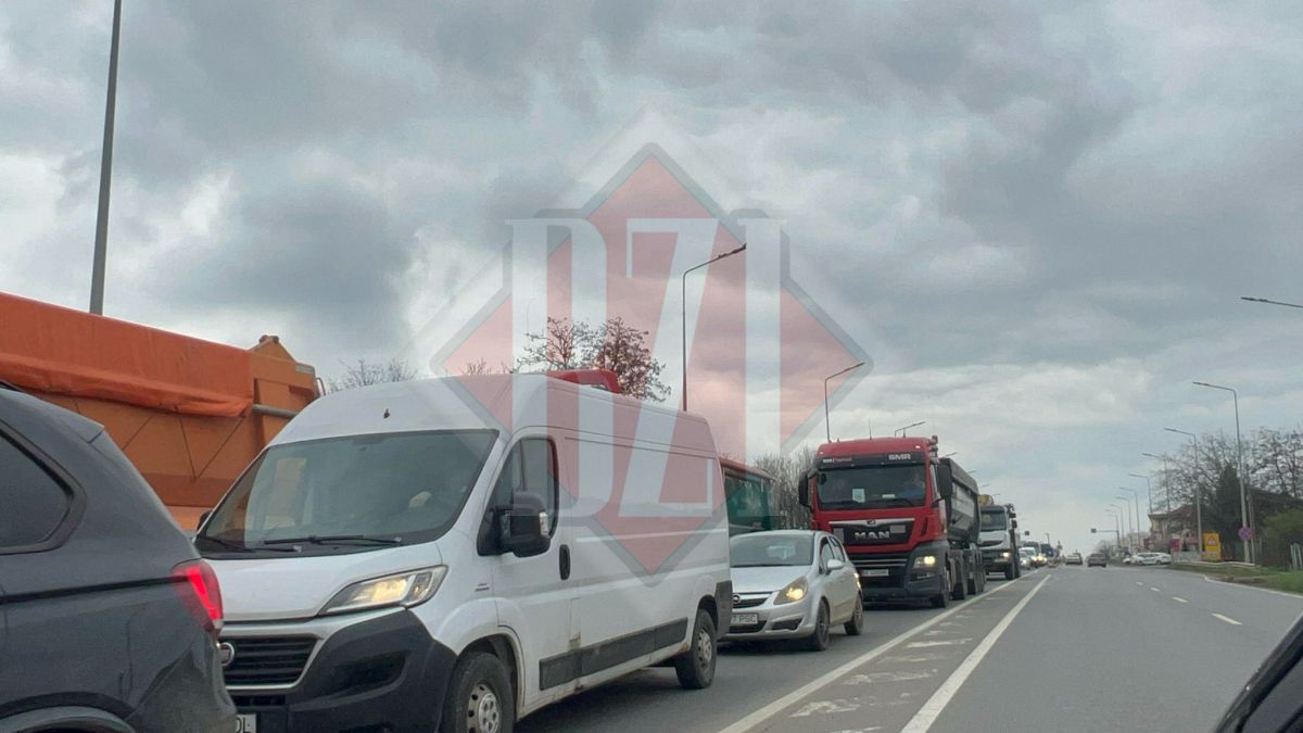 Coadă kilometrică la intrarea în Iaşi! Echipele primăriei montează limitatoare de viteză în mijlocul zilei, blocând traficul