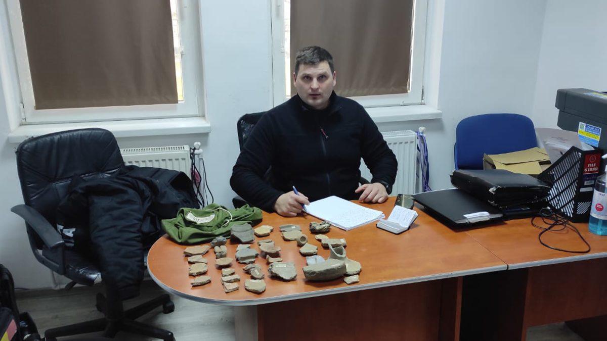 Un sac plin de comori a fost descoperit în talcioc. O femeie din Iași a luat vestigii dacice din casa unui profesor universitar și le vindea cu 3 lei bucata – UPDATE