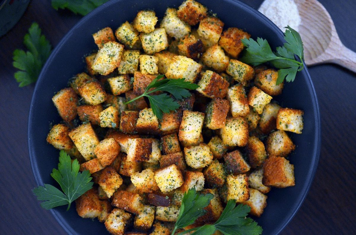 Iată cum poți face cele mai delicioase și aromate crutoane la cuptor
