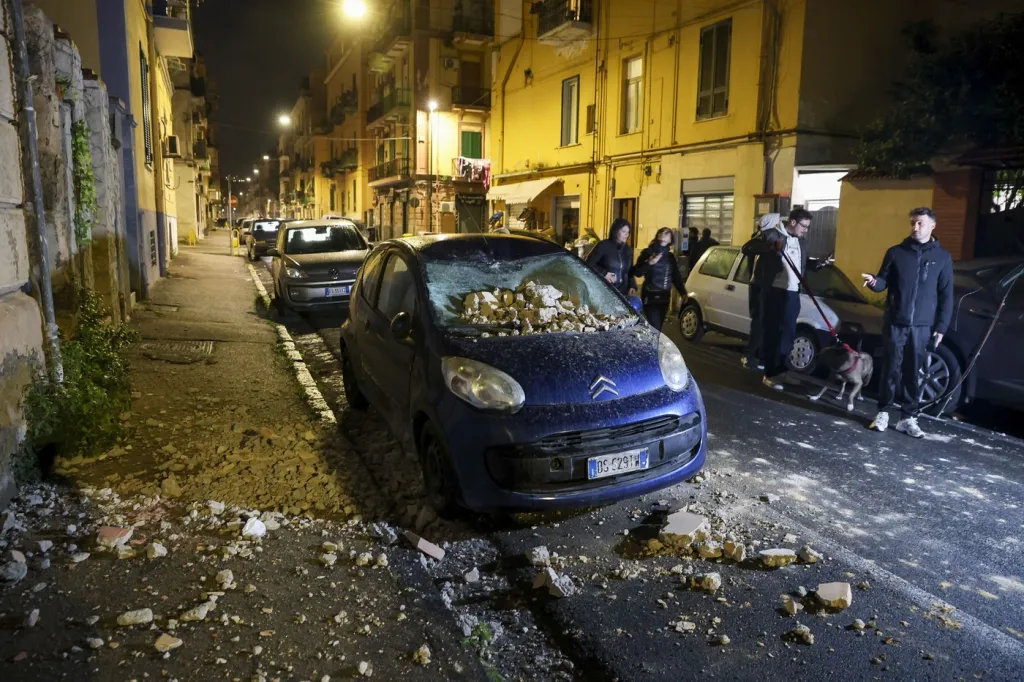 Panică în Napoli: Cutremurul puternic i-a alungat pe oameni în stradă