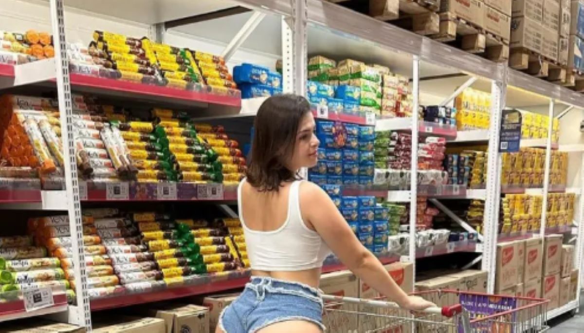 A fost dată afară din supermarket din cauza hainelor aproape inexistente! „Oamenii au fobie de femei atrăgătoare”