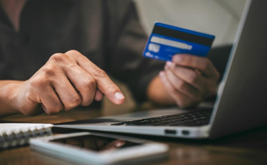Oferta care îi face pe români să își piardă economiile din conturi! Totul pornește de la o taxă de 9,95 lei