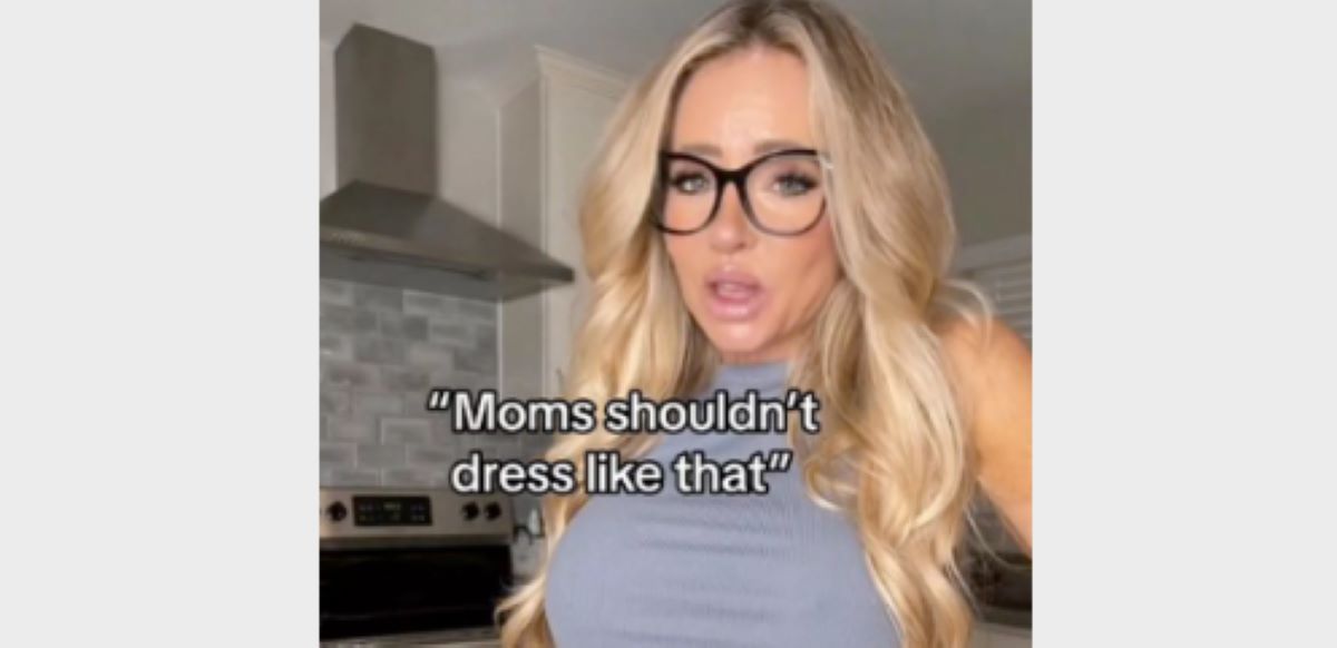 Își etalează tatuajele în ipostaze sexy! Mama singură a stârnit zeci de reacții