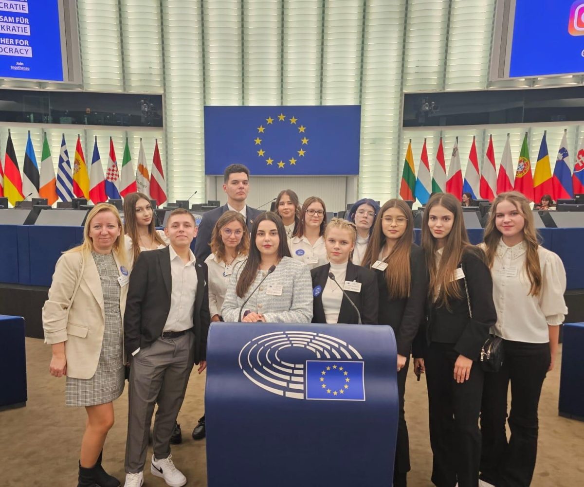 Elevii Colegiului Național „Mihai Eminescu” Iași în dialog cu Victor Negrescu, vicepreședintele Parlamentului European, la Strasbourg