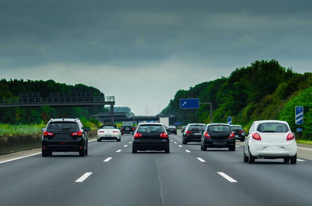 Există vreo excepție de la regula depășirii pe partea stângă. Ce prevede Codul Rutier și care sunt obligațiile conducătorilor auto