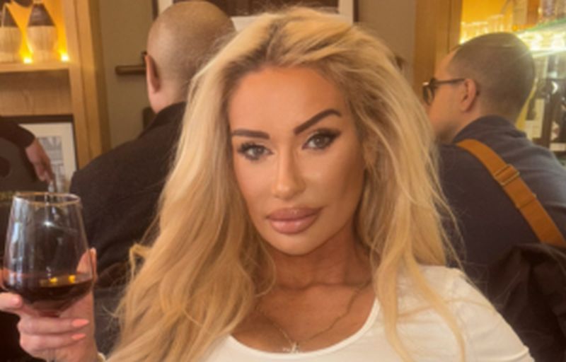 O femeie de 51 de ani se afișează sexy și provocatoare! A fost hărțuită din cauza aspectului senzual!