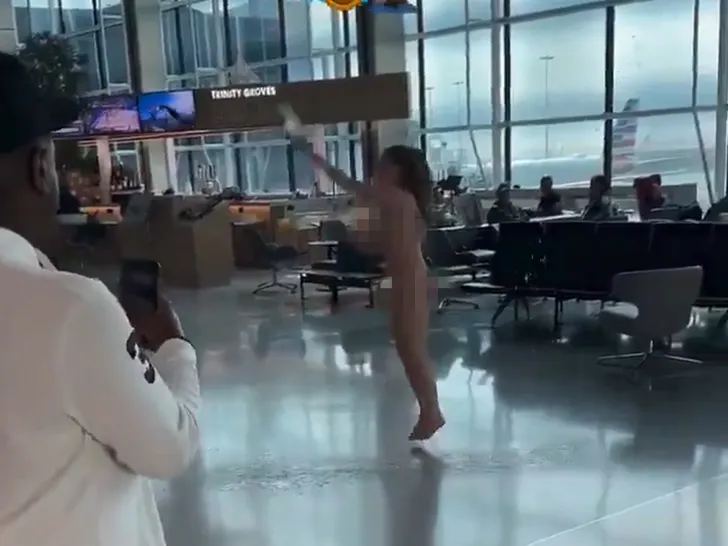 Haos pe aeroport! O femeie dezbrăcată a atacat pasagerii strigând că ea este zeița Venus