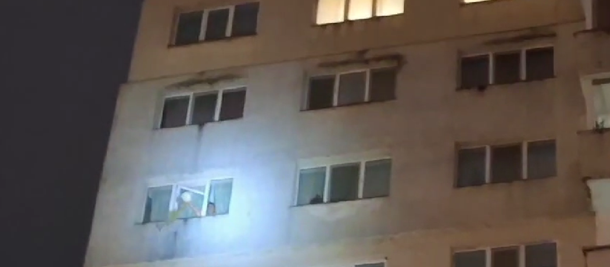O femeie din Iași a terorizat un cartier întreg! Nimeni nu mai este în siguranță când trece pe lângă apartamentul ei: „Aruncă cu urină pe geam, în trecători”