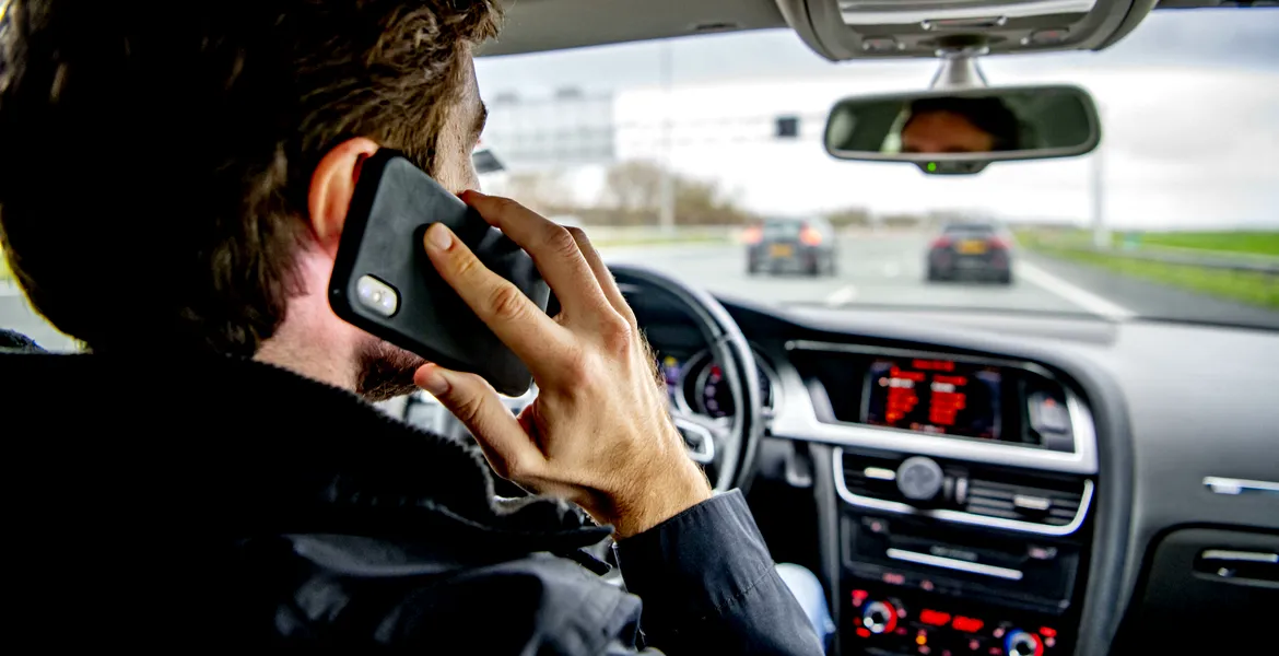 Ce se întâmplă dacă ești filmat vorbind la telefon la volan! Puțini șoferi știau asta