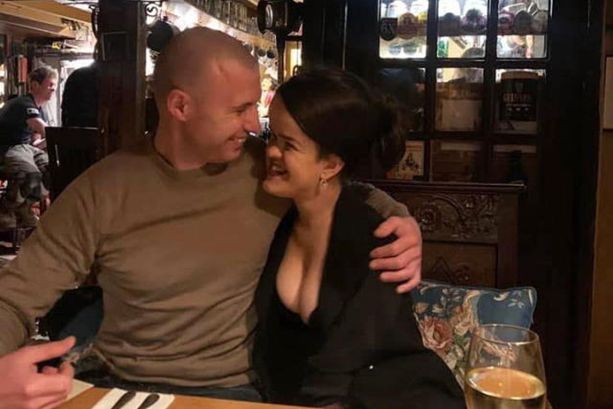 Este hărțuită pe stradă pentru că este într-o relație cu „tatăl” ei! Cei doi vor să se mute pe insulă pustie!