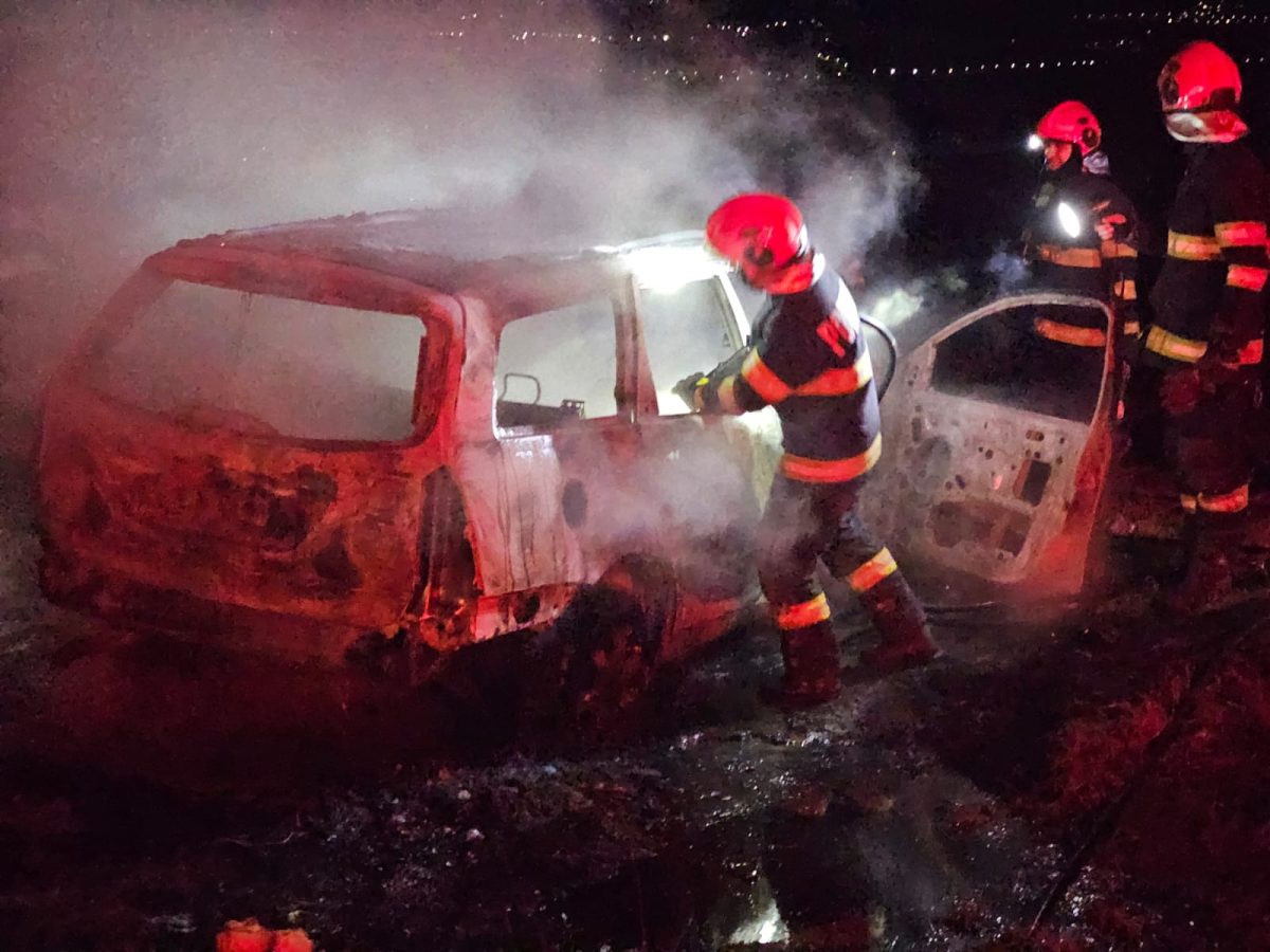 Un autoturism a ars ca o torță în municipiul Iași! Pompierii au intervenit de urgență