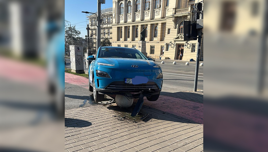 Accident rutier în Copou! Șoferul unui Hyundai s-a urcat pe o bilă de beton