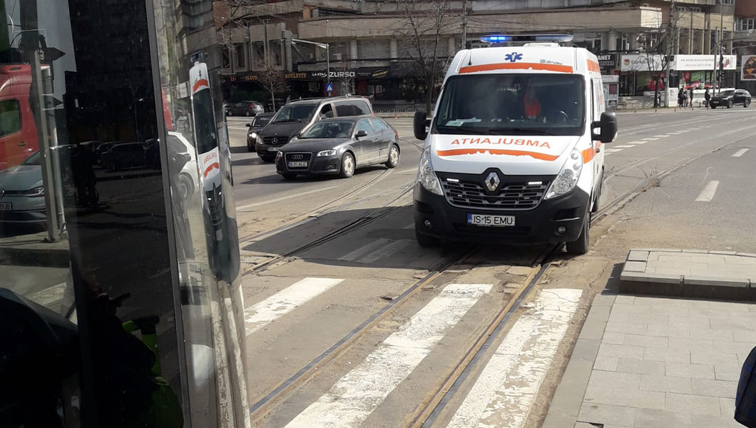 Incident la Iași! Circulația tramvaiului 3 a fost blocată, după ce unui călător i s-a făcut rău