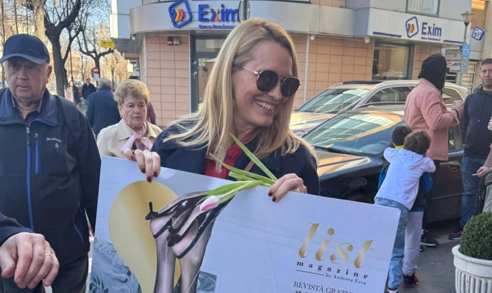 Andreea Esca împarte flori femeilor de 8 martie. Ce bărbat a ajutat-o