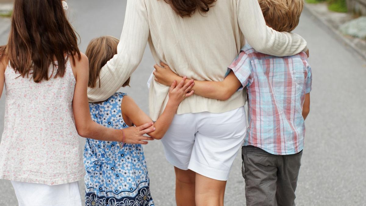 Care este vârsta de pensionare pentru femeile cu 3 copii? Află la câți ani vor ieși mamele la pensie!