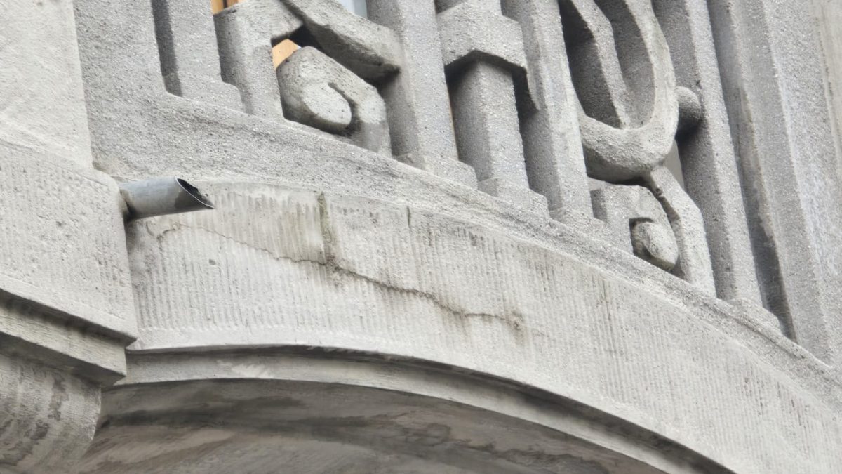Lucrări în bătaie de joc! O clădire-simbol a Iașului a început să crape. Primăria a cheltuit 4 milioane de euro pentru modernizare