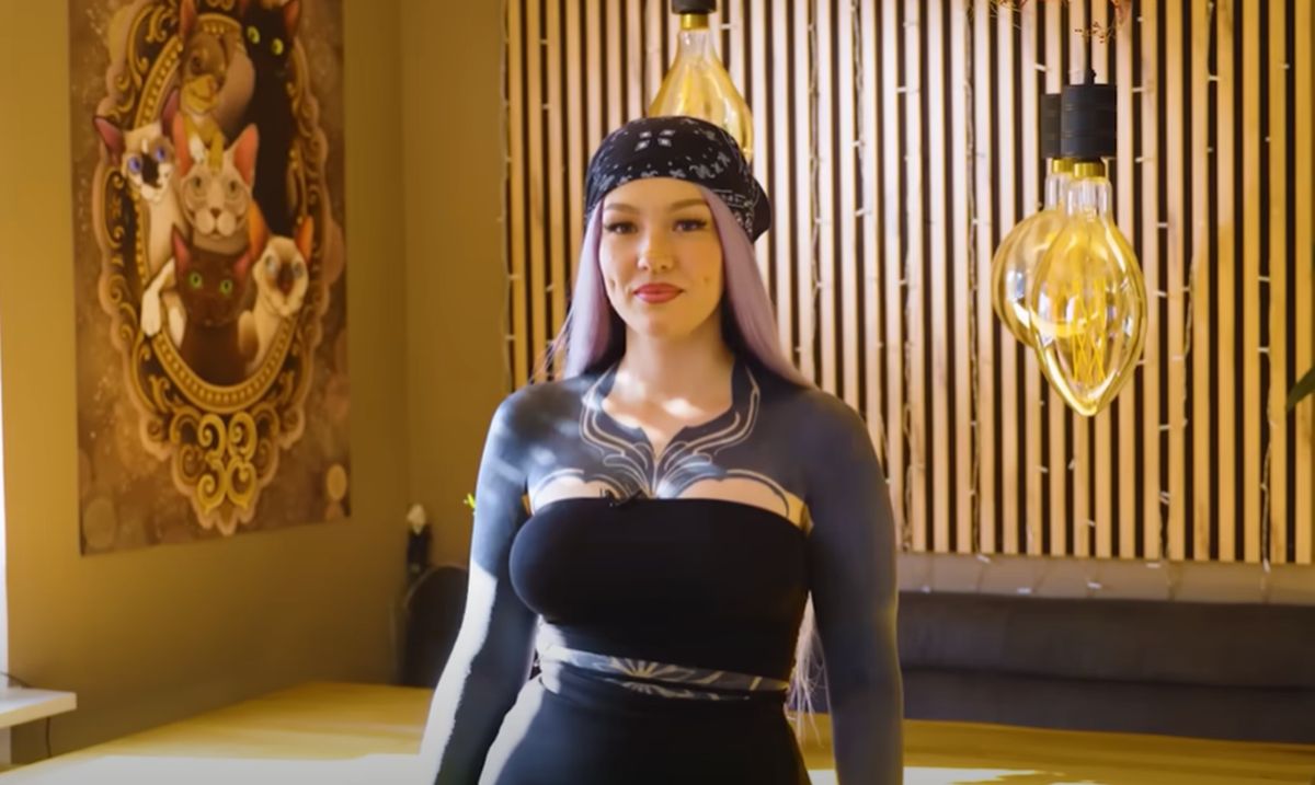 Mariana și-a schimbat culoarea pielii cu ajutorul cernelii de tatuaje! Este 90% acoperită!