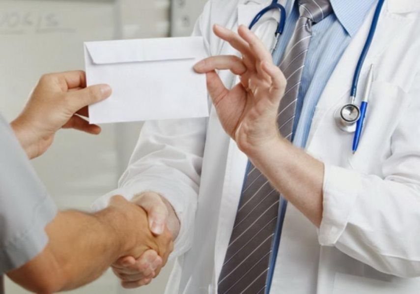 Doi medici ginecologi din Giurgiu, trimiși în judecată după ce au luat mită pentru o intervenție chirurgicală
