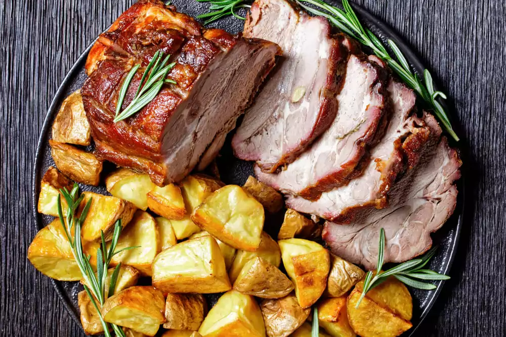 Cum se prepară mușchiulețul de porc la cuptor? Cum să pui hârtia de copt pentru a obține un preparat fraged și gustos