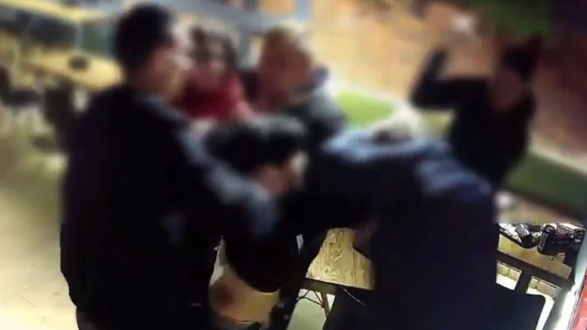 Au vrut cu orice preț să îi execute la petrecerea de Revelion! Doi tineri din județul Iași au fost înjunghiați și au fost lăsați să zacă într-o baltă de sânge 