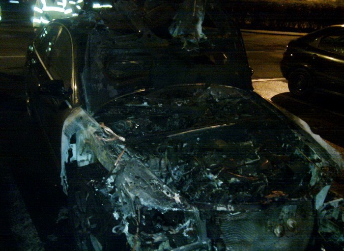 Atac de tip mafiot la Iași! Doi bărbați au pus la cale un plan diabolic, furișându-se în curtea dușmanului lor. Au aruncat cu benzină, iar un Audi a ars ca o torță 