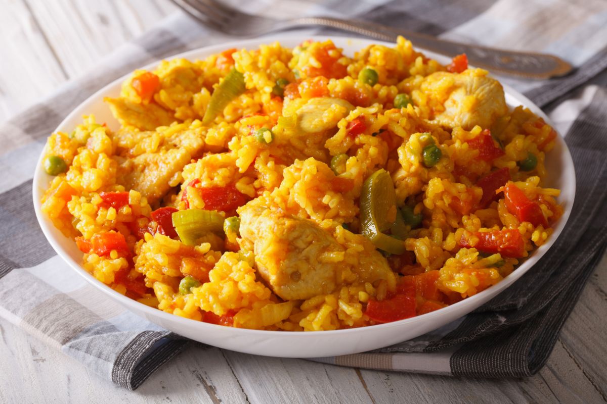 Reteță delicioasă de Paella cu pui și legume
