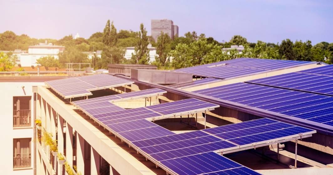 Românii își pot pune panouri solare pe bloc! Care sunt pașii de urmat 