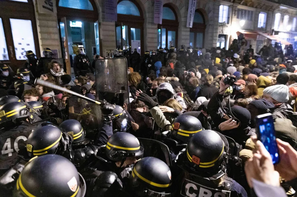 Intervenție în forță la Paris! Poliția evacuează 400 de migranți dintr-un teatru ocupat de trei luni