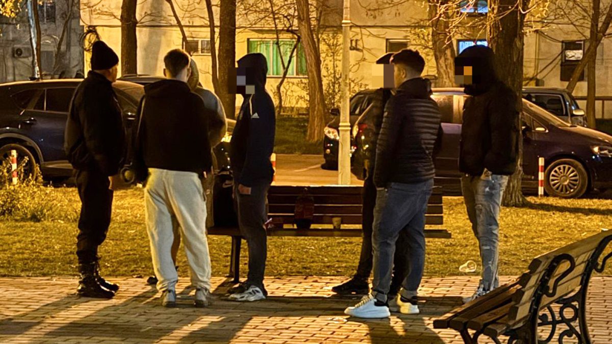 Petrecere cu whisky și bere într-un parc din Podu Roș! Distracția a șapte tineri din Iași a fost oprită de polițiști: „Unul dintre ei își sărbătorea ziua de naștere”