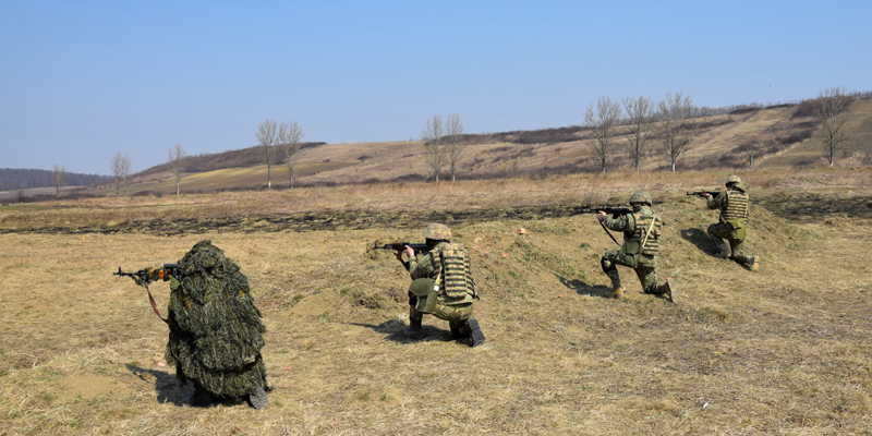 Explozie într-un poligon militar din Bistrița-Năsăud. Doi militari răniți în timpul unui exercițiu cu muniție reală